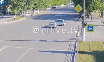 Момент аварии на центральном проспекте в Мелитополе попал на видео