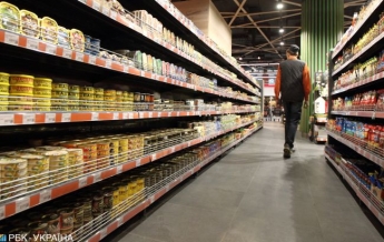 В Киеве полуголый мужчина на коне заехал в супермаркет (видео)