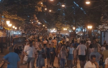 Появилось видео огромной толпы на улицах Одессы: они бессмертные