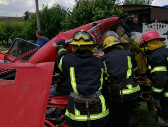 После жуткой аварии под Мелитополем, спасатели вырезали водителя из разбитого авто (фото)