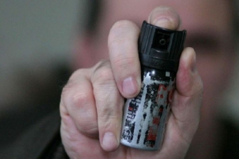 На Днепропетровщине хулиганы брызнули перцовым баллончиком парню в лицо и отобрали телефон (фото)