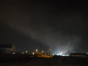 Один из районов Мелитополя ночью накрыл едкий дым. Обновлено (фото)