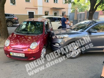 В Днепре на Грушевского автоледи врезалась в припаркованный Hyundai: фото
