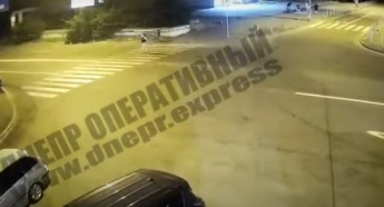 В Днепре на Калнышевского сбили девушку: ищут водителя (видео момента ДТП 18+)