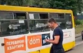 В Киеве колесо отлетело от маршрутки и едва не убило человека: видео