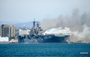 В США почти сутки горит военный корабль (видео)