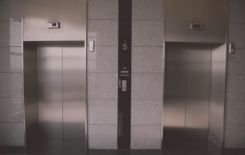Старушки четыре дня выживали в застрявшем лифте (фото, видео)