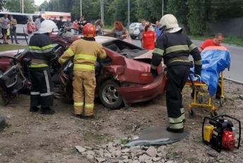 В Хмельницкой области столкнулись "скорая" и легковушка: пострадали девять человек