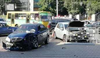 В Киеве женщина за рулем авто дерзко нарушила ПДД - все завершилось аварией