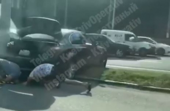 В Киеве водитель пытался "проскочить" пробку и оконфузился - теперь над ним смеются все