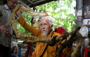 Мужчина за 80 лет отрастил пятиметровые волосы (видео)