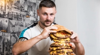 Ресторан приготовил бургер на 32 тысячи калорий - блюдо подарят любому, кто сможет его доесть