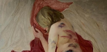 Белорусов потрясла картина, на которой изображена избитая девушка. Поговорили с ее автором