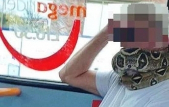 Британец надел живую змею вместо маски (фото, видео)