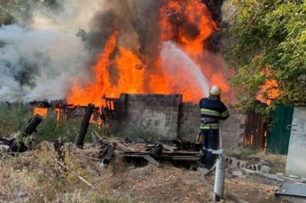 На Днепропетровщине масштабный пожар уничтожил большую хозпостройку площадью 200 квадратных метров: фото