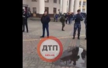 В Киеве возле станции метро "Вокзальная" устроили стрельбу: видео