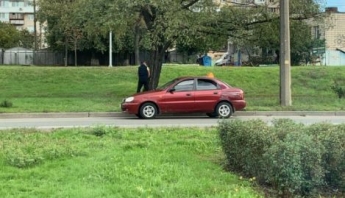 В Киеве водитель отметился неприличной выходкой посреди улицы, его "прославили": фото