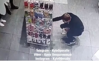 Пришли на "дело" с магнитом: в Киеве ловкие воры попали на видео в магазине