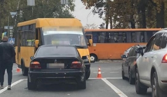 Под Киевом маршрутка попала в серьезное ДТП на переходе: фото