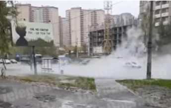 В Киеве улицу затопило кипятком (видео)