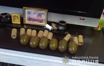В Житомире мужчина хранил гранаты на балконе (видео)