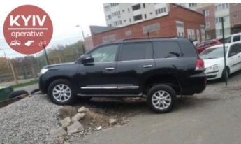 Не хватило места: в Киеве водитель авто отметился "феерической" парковкой, фото