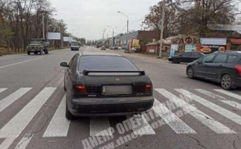 В Днепре на Запорожском шоссе автомобиль Honda сбил женщину: пострадавшую увезли в больницу (фото)