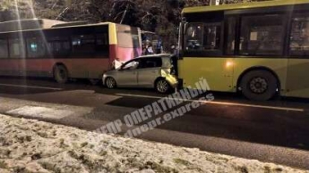 В Днепре на проспекте Гагарина произошло тройное ДТП с участием двух автобусов и легковушки: фото