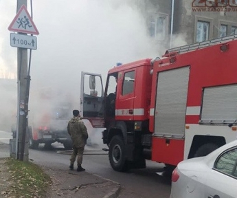 В Запорожье утром возле школы загорелась легковушка (фото, видео)