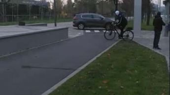 В Днепре на Набережной Победы автохамка на внедорожнике ездила по велодорожке и помяла столб: видео