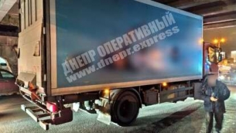 Не учел габариты: в Днепре водитель грузовика Scania задел мост (фото)