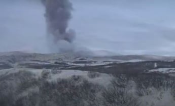 Вулкан на Курилах выбросил столб пепла на 3 км, все вокруг затянуло "шлейфом": видео
