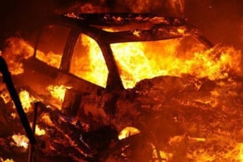 В Киеве авто депутата облили бензином и подожгли: появились подробности