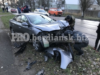 В Запорожской области автомобиль в результате ДТП снес столб (фото)