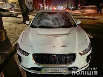В Запорожье водитель элитного автомобиля насмерть сбила пешехода (фото)