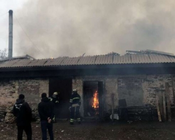 В Кривом Роге сгорел цех мебельной фабрики: огонь тушили почти час (Видео)