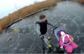 "Родители года": в Харькове молодая пара прокатила коляску с ребенком по тонкому льду, видео
