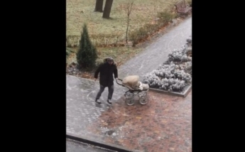 В Харькове мужчина на коньках выгуливал младенца в коляске по гололедице. Видео