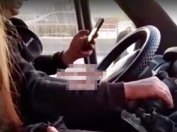 Водитель маршрутки в Мелитополе развлекался во время рейса (видео)