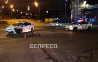 В Киеве пьяный водитель буса проскочил на красный и врезался в авто полиции: фото и видео