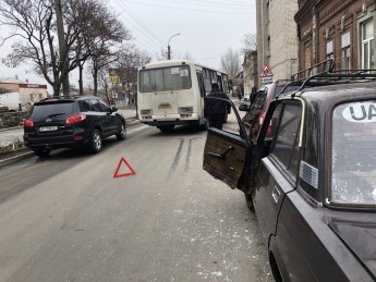 В Запорожской области произошло тройное ДТП с участием маршрутки (фото)