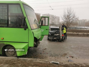 В Харькове BMW занесло под маршрутку – соцсети