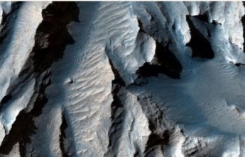 Астрономы показали фото самого большого каньона Солнечной системы в высоком разрешении