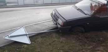 В Запорожье автомобиль снес дорожный знак (фото)