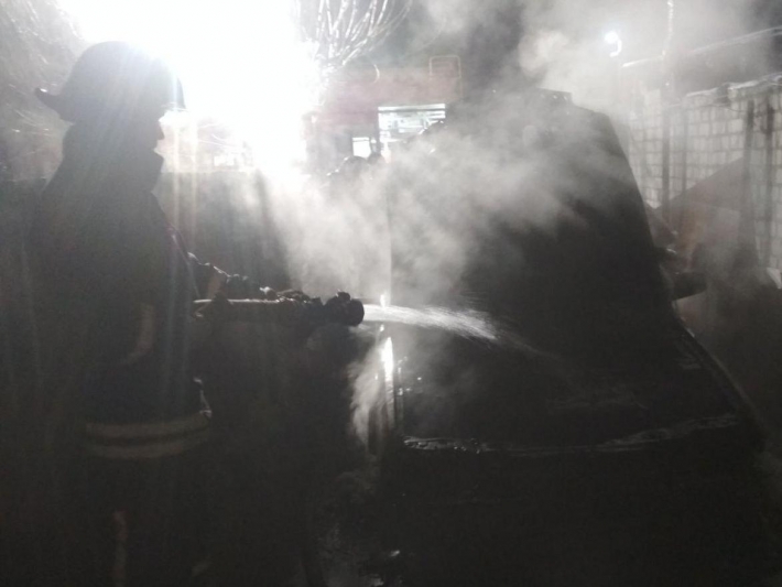 В центре Запорожья снова сгорела иномарка (фото)