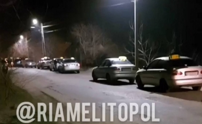 В Мелитополе наркоманы достали нож и пригрозили таксисту порезать его на части (видео)