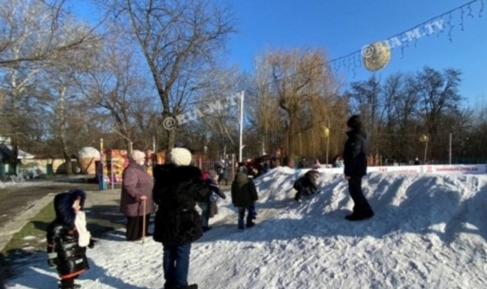 В Мелитополе в центре города появилась бесплатная снежная горка (фото, видео)