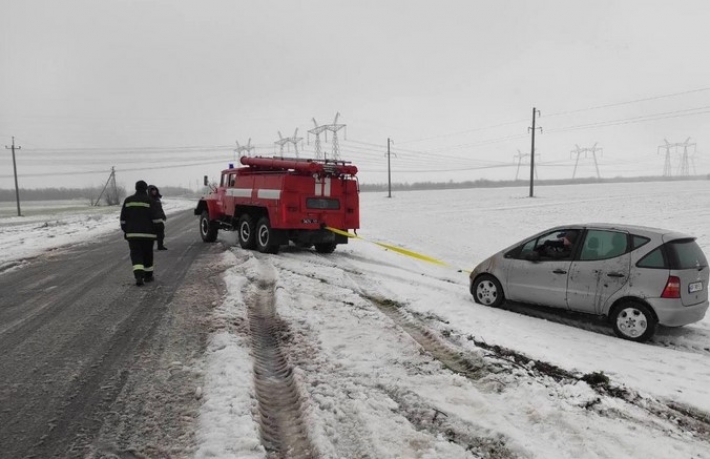 В Запорожской области спасатели дважды оказали помощь автомобилям, вылетевшим в кювет