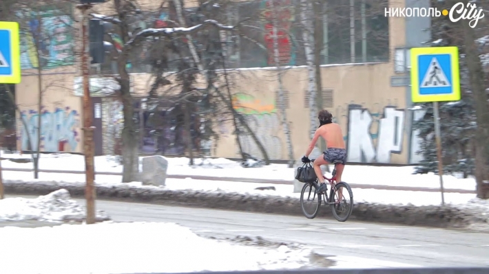 Под Днепром мужчина в одном белье прокатился на велосипеде в минус 15 мороза: видео