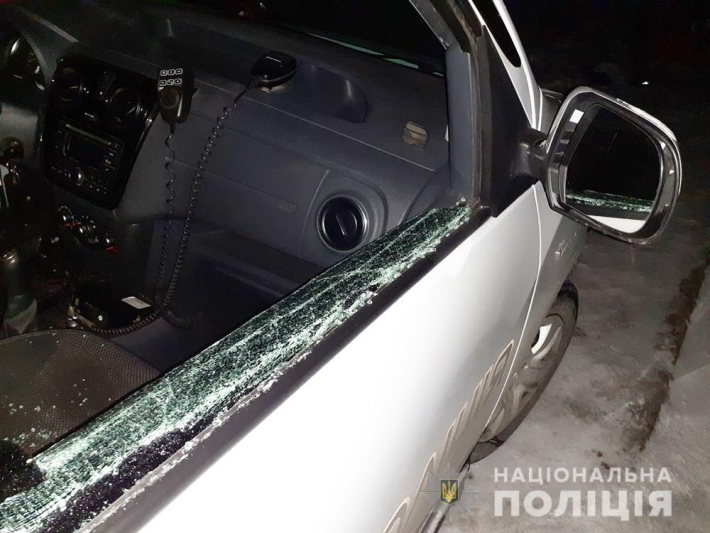 В Запорожье пьяный мужчина разбил окно в полицейском автомобиле (фото)